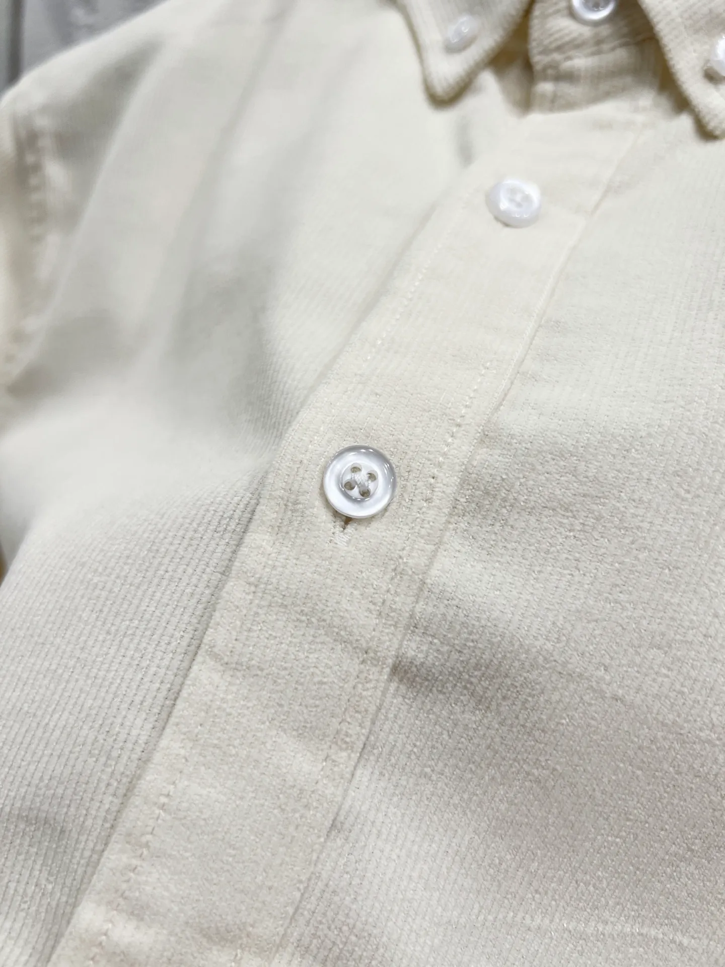 P230 Style number: T59 pure cotton corduroy shirt, black, navy, white, khaki, four colors Size: M (110-125 pounds) L (125-140 pounds) XL (140-155 pounds) 2XL (155-170 pounds) Color: white
